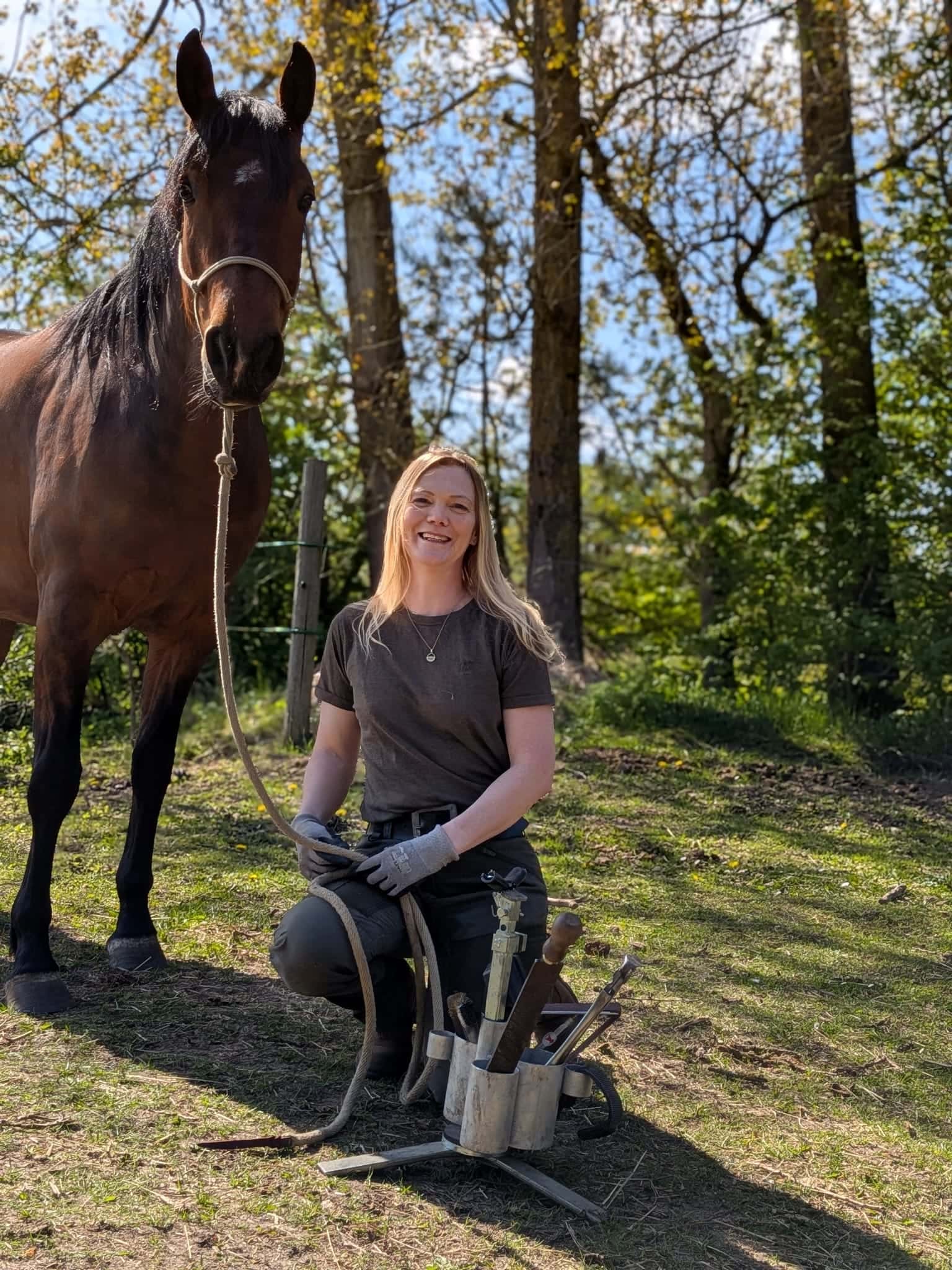 Portræt af Marlene ved siden af en rolig hest